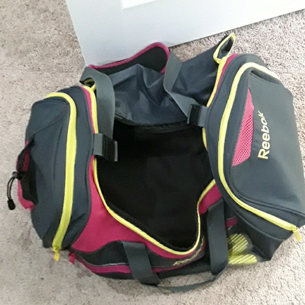 Large Reebok gym bag. - Picture 2 of 5